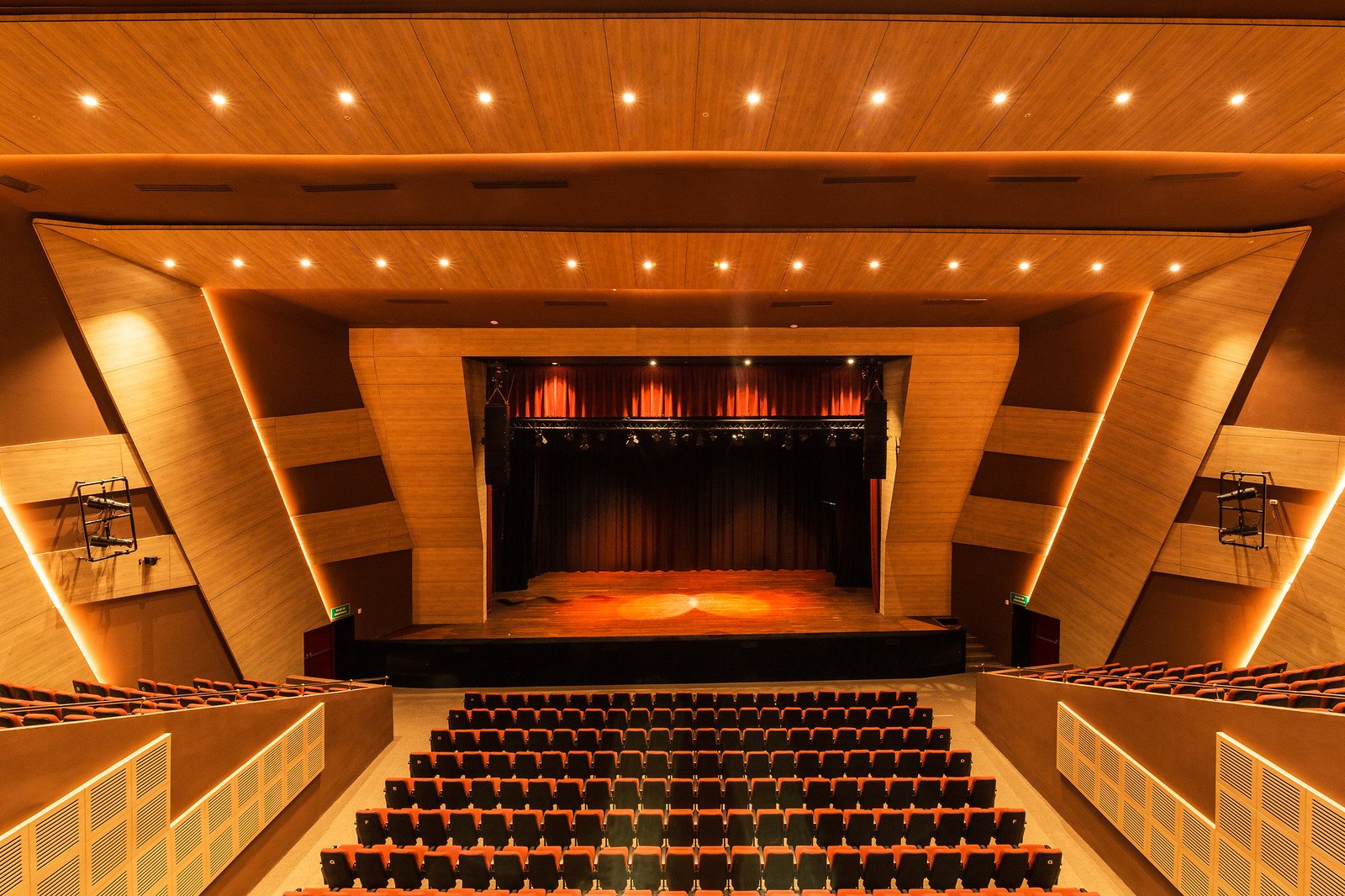 iluminación y sonido en auditorios