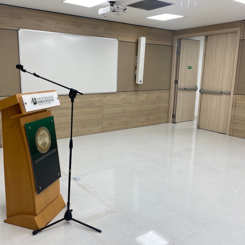 Auditorio con acondicionamiento acústico, PET y puertas acústicas