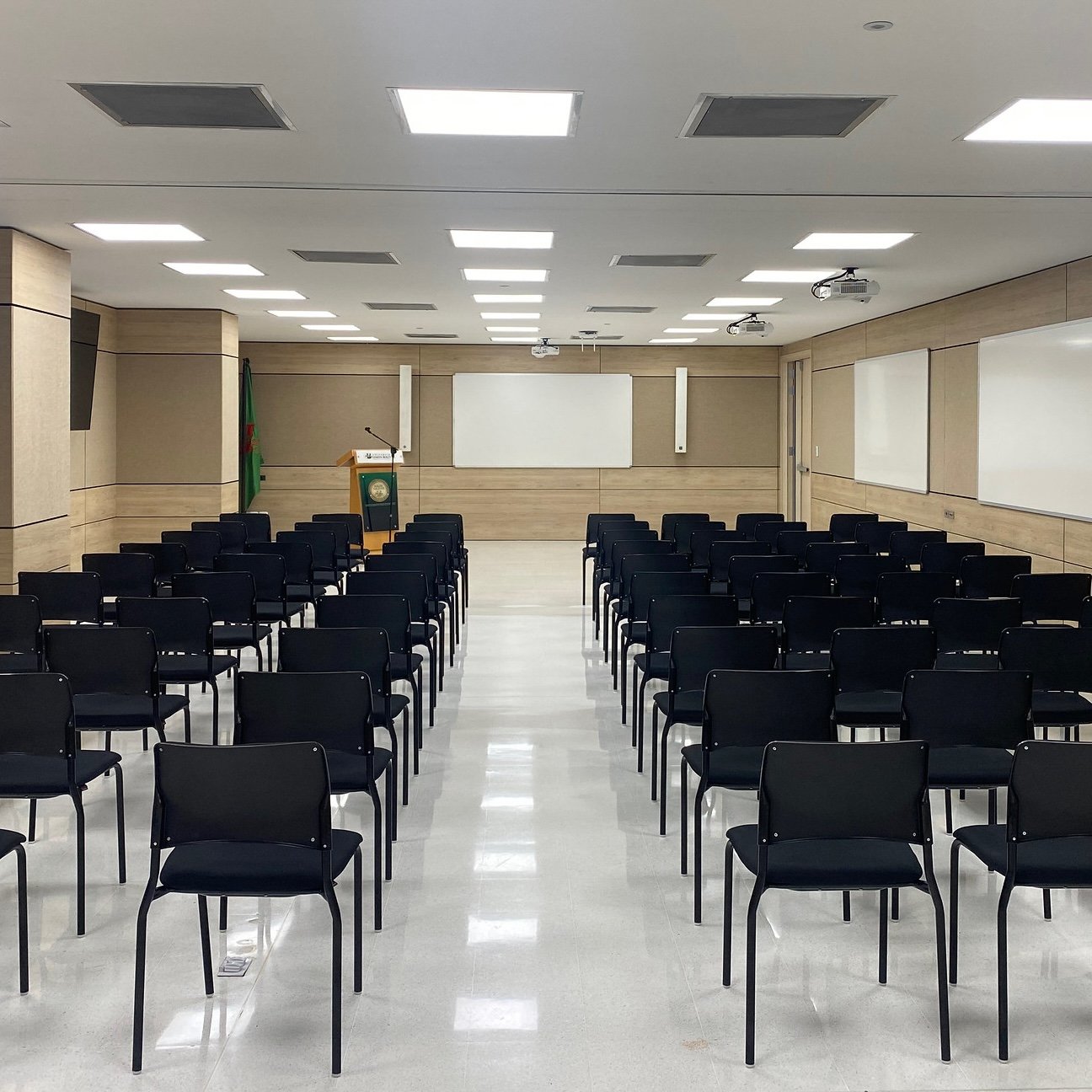 Auditorio con acústica en madera y páneles acústicos